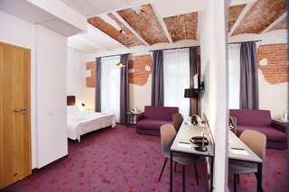 Отель Koszary Arche Hotel Гура-Кальвария Стандартный номер с кроватью размера "queen-size"-11